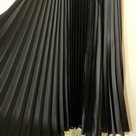 Abercrombie & Fitch Black Satin Pleated A-Line Maxi Skirt size Small - Picture 5 of 9